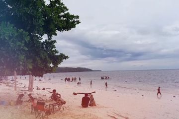 Menikmati lembutnya pasir dan alunan ombak di Pantai Boneoge