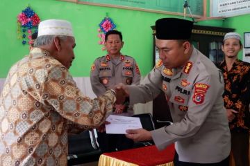 Polresta Kendari salurkan bantuan sembako ke kaum dhuafa