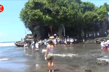 Prosesi Melasti di Tanah Lot jadi daya tarik wisatawan yang berkunjung