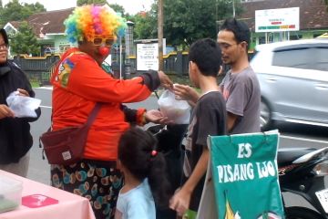 Tampil beda, penjual takjil di Jember pakai kostum badut