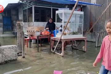 Pedagang di Pelabuhan Belawan tetap berjualan di tengah banjir