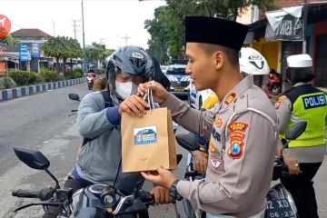 Polres Madiun bagikan takjil sambil kampanye keselamatan