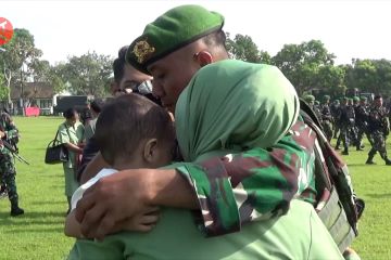Suasana haru saat prajurit Yonif 527 Lumajang berangkat ke Papua