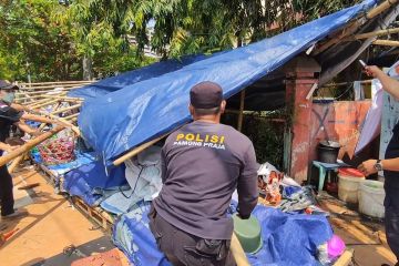 Satpol PP Kota Semarang bongkar paksa ratusan tenda PKL Dugderan
