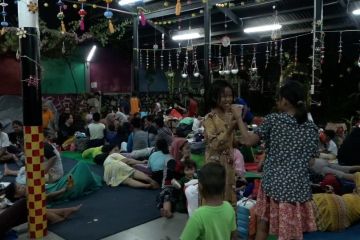 Suasana malam di RPTRA Rasela, pengungsi tidur dengan alas seadanya