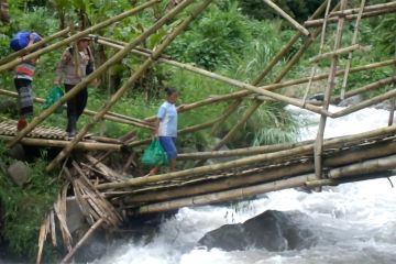 Tagana salurkan bantuan  untuk warga terisolir akibat banjir bandang