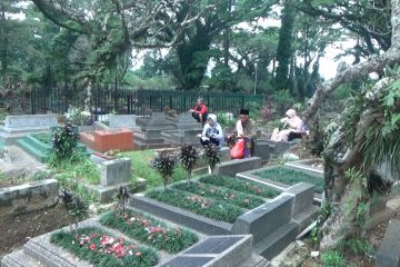 Tradisi warga Bogor melakukan "cucurak" dan ziarah makam