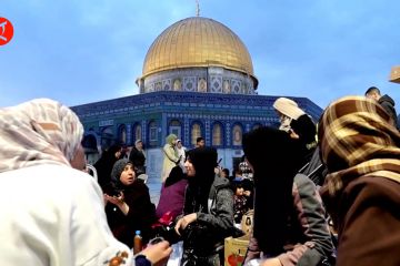 Umat Islam menikmati buka puasa bersama di kompleks Masjid Al Aqsa