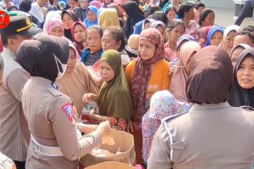 Warga dapat telur gratis di operasi pasar murah Cirebon