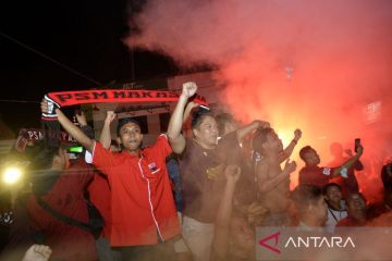 Suporter rayakan kemenangan PSM Makassar