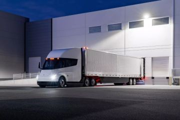 Tesla tarik truk Semi beberapa bulan setelah pengiriman