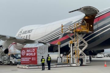 Bandara pusat kargo pertama China luncurkan rute internasional