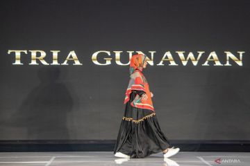 Fashion Show Koleksi Tria Gunawan