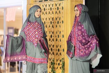 Fashion Show Koleksi Tria Gunawan