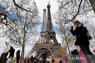 Seniman Prancis ciptakan Eiffela, replika menara Eiffel