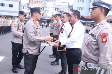 Kapolda Sumsel beri penghargaan ke polisi penyelamat monyet