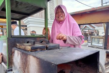 Masjid pejuang Nurul Ittihad berdayakan pedagang kue tradisional