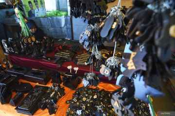 Kerajinan Kayu Hitam