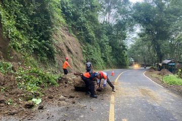 BPBD imbau warga waspada longsor di jalan nasional Trenggalek-Ponorogo