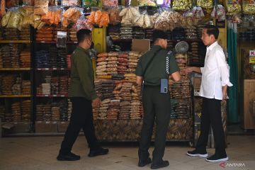 Jokowi sebut harga barang turun akan perkuat daya beli rakyat