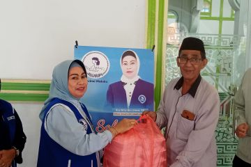 IWAPI Maluku bagikan ratusan paket takjil di sejumlah Masjid Ambon