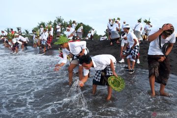 Tradisi Tek-Tekan dalam prosesi Melasti Kedasa di Bali