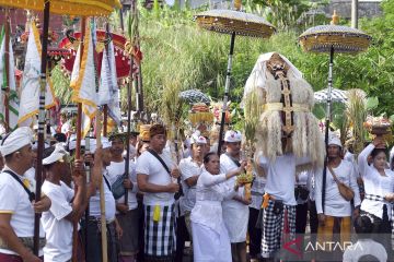 Warga Klungkung gelar Tradisi Tek-Tekan saat Melasti Kedasa