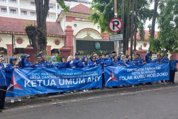 Ratusan pengurus Demokrat demo di Pengadilan Negeri Surabaya