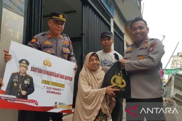 Polsek Pademangan salurkan 330 paket sembako di tiga kelurahan