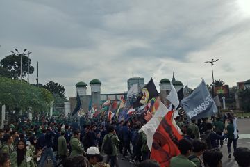 Jalan Gatot Subroto depan DPR ditutup imbas demo mahasiswa