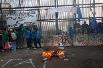 Mahasiswa heningkan cipta dan bakar ban saat demo di DPR