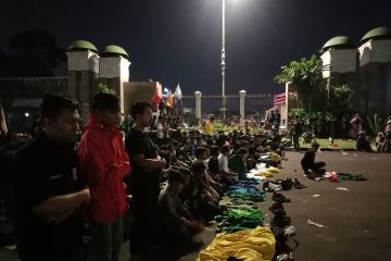 Demo mahasiswa di DPR jeda sejenak untuk buka puasa dan shalat