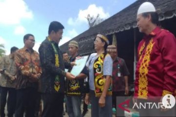 Menteri ATR serahkan15 sertifikat tanah kepada warga Dayak