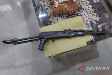 Warga Aceh Tamiang serahkan senpi AK-56 sisa konflik ke polisi