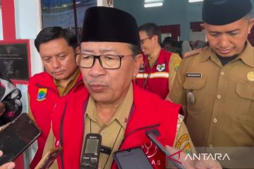 Pejabat Pemkab Cianjur berhari raya di lokasi terdampak gempa