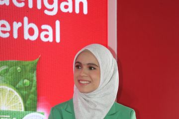 Nycta Gina biasakan kedua anaknya untuk berbagi pada sesama