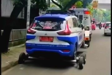 Dishub derek mobil pegawai Bea Cukai yang parkir liar di Kebayoran