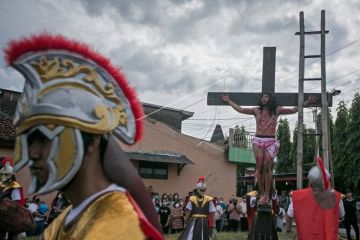 Prosesi jalan salib di Gereja Katolik Santo Aloysius