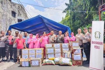 Polisi bantu sembako korban kebakaran Pademangan Barat