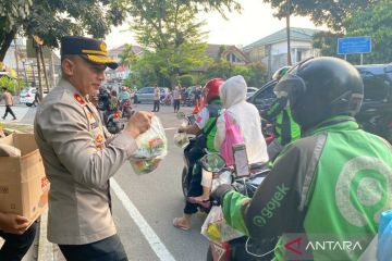 Polsek Pesanggrahan santuni anak yatim-piatu