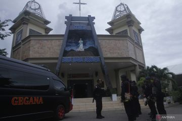 Sterilisasi gereja jelang misa malam Paskah