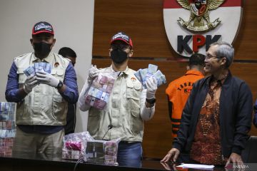 KPK periksa pejabat BPK Riau dalami kasus bupati nonaktif Meranti