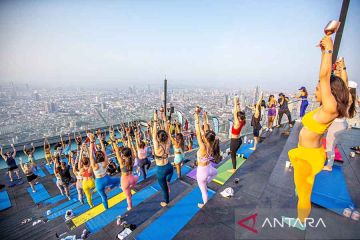 Yoga di atap gedung King Power Mahanakhon Bangkok