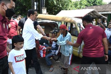 Jokowi bagikan bantuan untuk pedagang di sejumlah pasar Surakarta