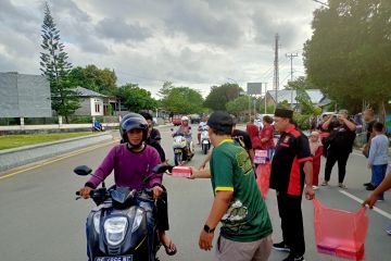 Bonek dan Paguyuban se-Kota Ambon bagikan 1.000 takjil pada warga