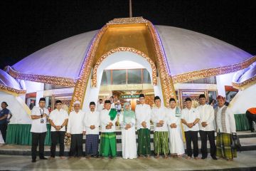 Khofifah kagumi arsitektur Masjid Jami' Jember, mirip Gedung MPR/DPR