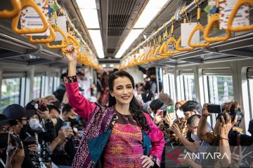 Trunk Show di gerbong Light Rail Transit (LRT) Sumatera Selatan