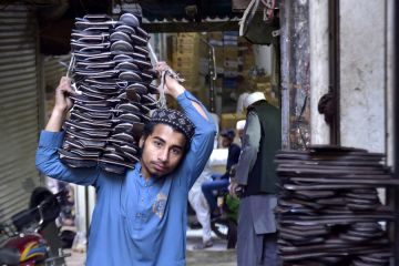 Pembuat sepatu tradisional Pakistan laris manis jelang Hari Raya
