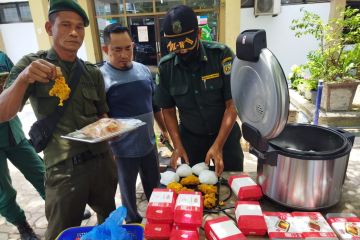 Polisi syariat Aceh gerebek Indomaret menjual makanan di siang hari