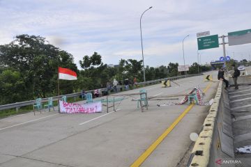 Aksi penutupan Tol Jatikarya di Bekasi